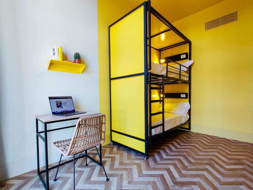 Кровать в общем номере YellowSquare Florence