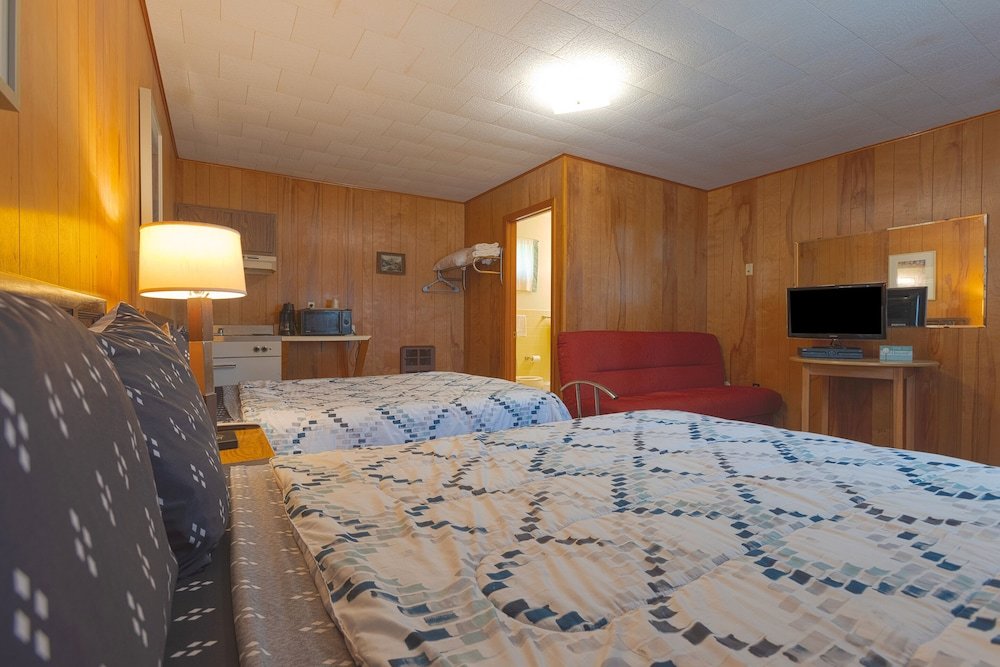 Deluxe Quadruple room Parkside Motel by OYO Meadville Conneaut Lake