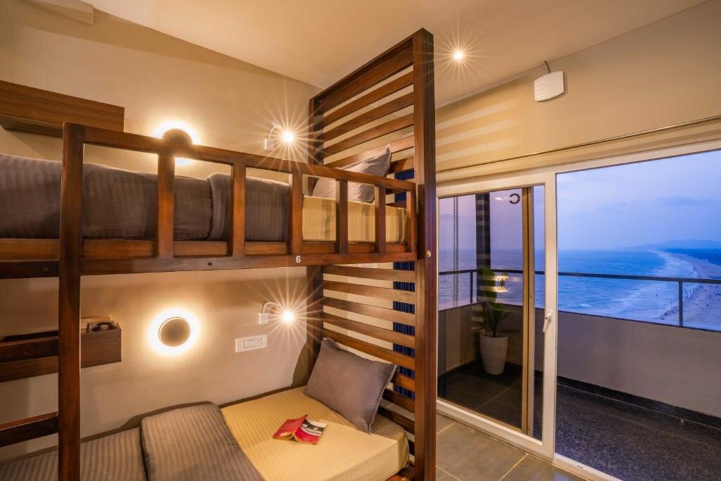 Кровать в общем номере с видом на море Zostel Gokarna