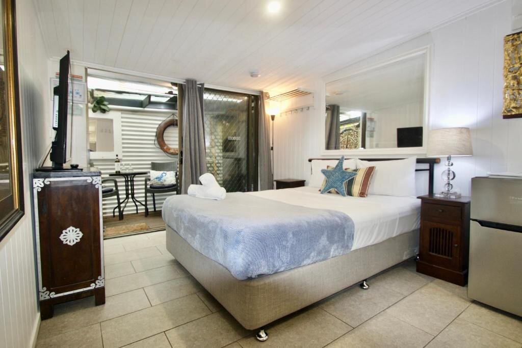 Кровать в общем номере (мужской номер) с видом на внутренний двор Hideaway Noosa Men Only Beach Resort