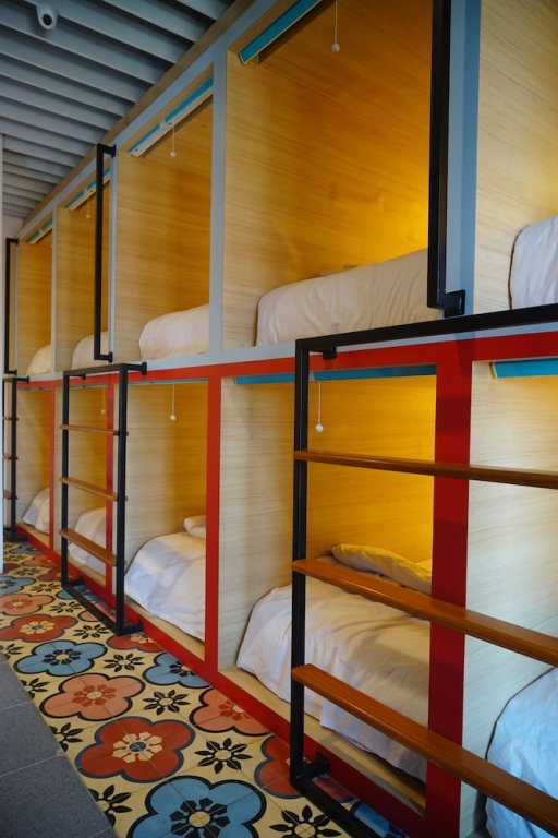 Кровать в общем номере (женский номер) Borough Capsule Hostel Bali