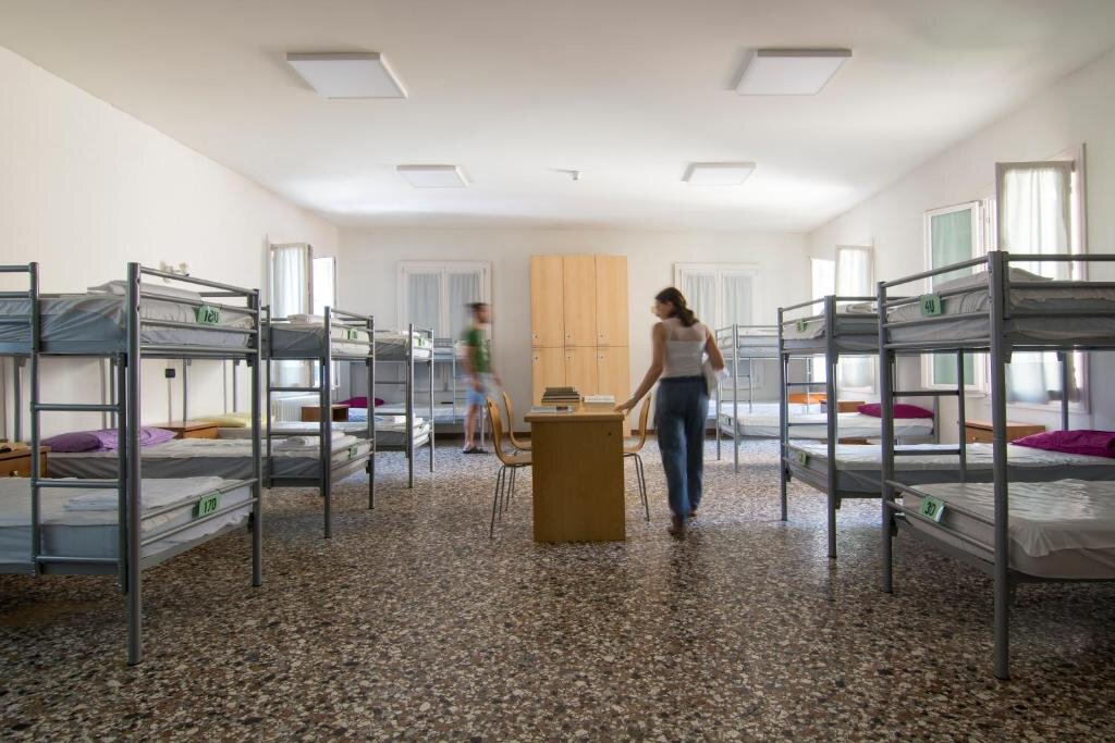 Кровать в общем номере Ostello Bassano Del Grappa