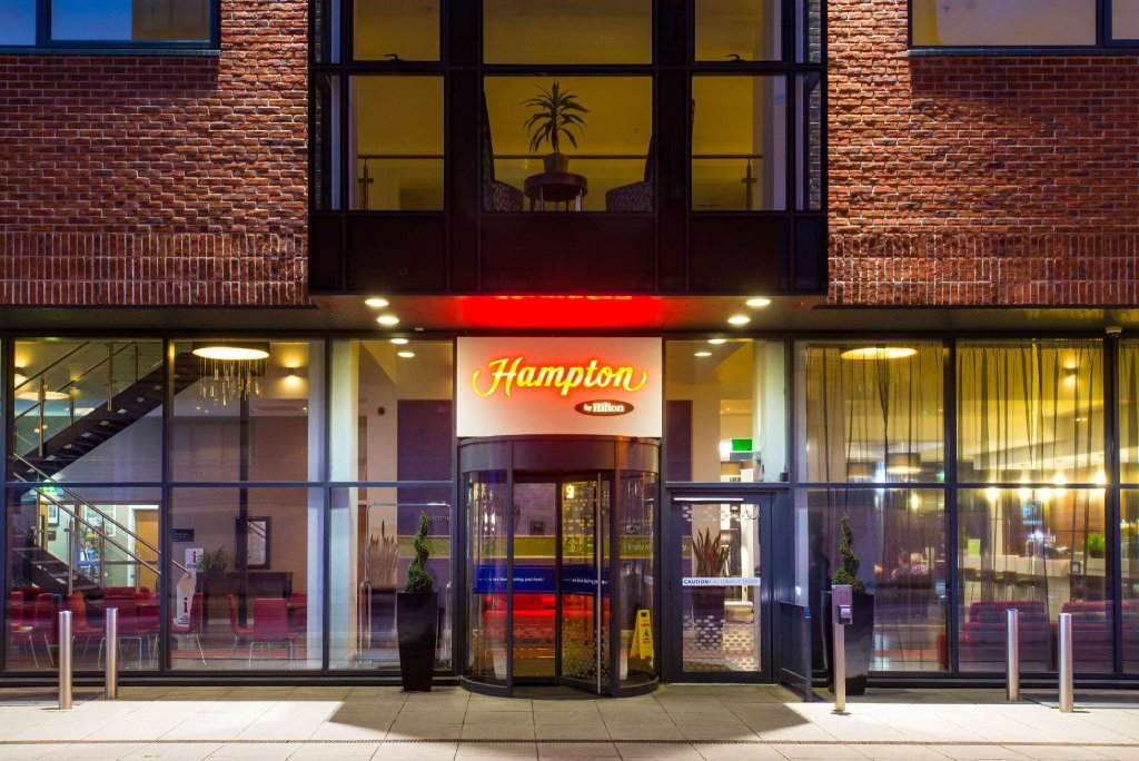 Кровать в общем номере Hampton By Hilton Liverpool City Centre