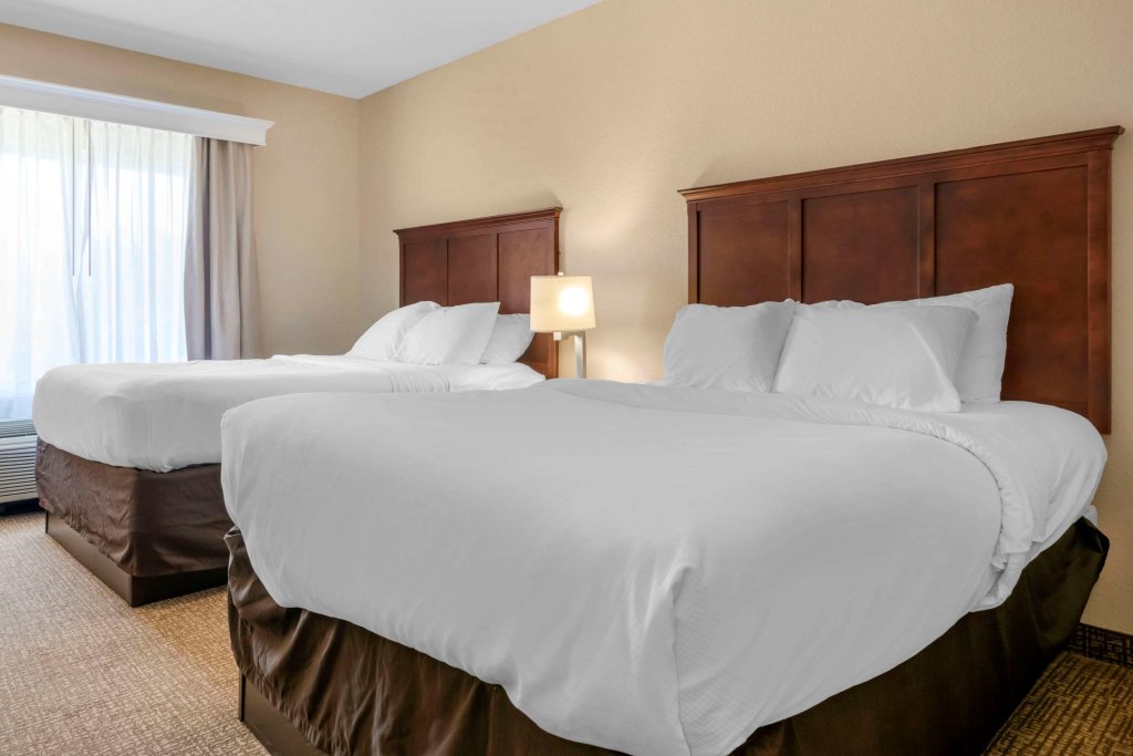 Четырёхместный люкс Comfort Suites Ocala North