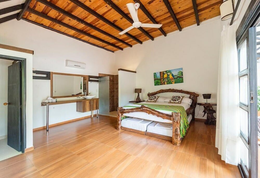 Standard Quadruple room with balcony Hostal Antawara Tayrona