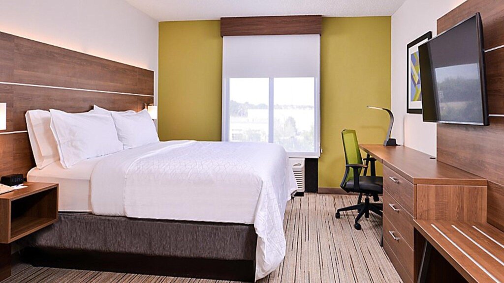 Номер Deluxe Holiday Inn Express Hotel & Suites Mount Pleasant, an IHG Hotel