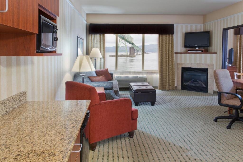 Люкс с видом на реку Holiday Inn Express Hotel & Suites Astoria, an IHG Hotel