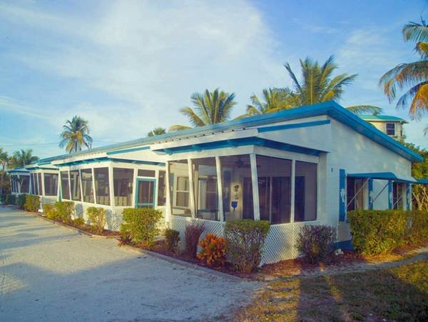 Кровать в общем номере Tropical Winds Beachfront Motel and Cottages