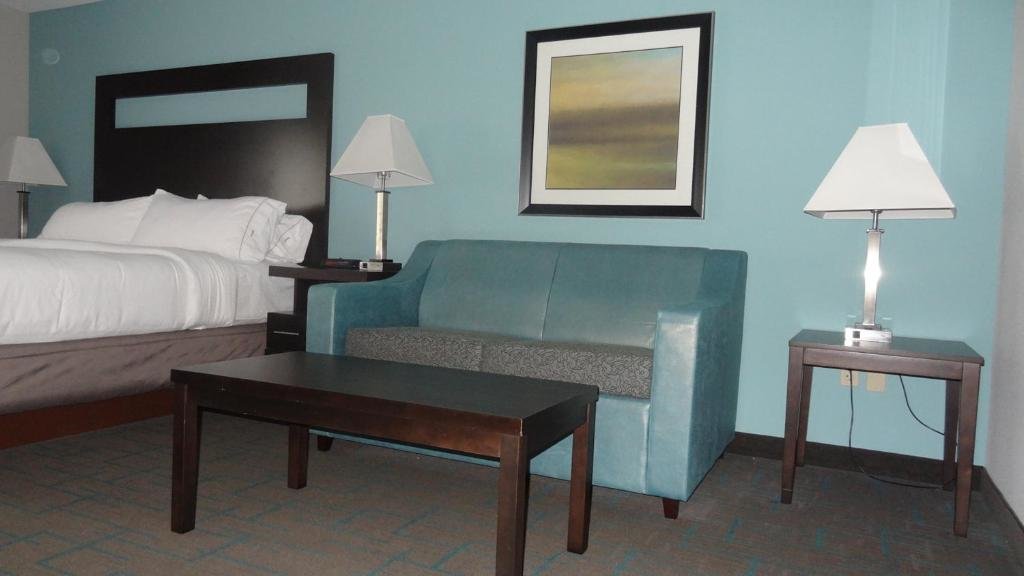 Номер Executive Holiday Inn Express Hotel Kansas City - Bonner Springs, an IHG Hotel