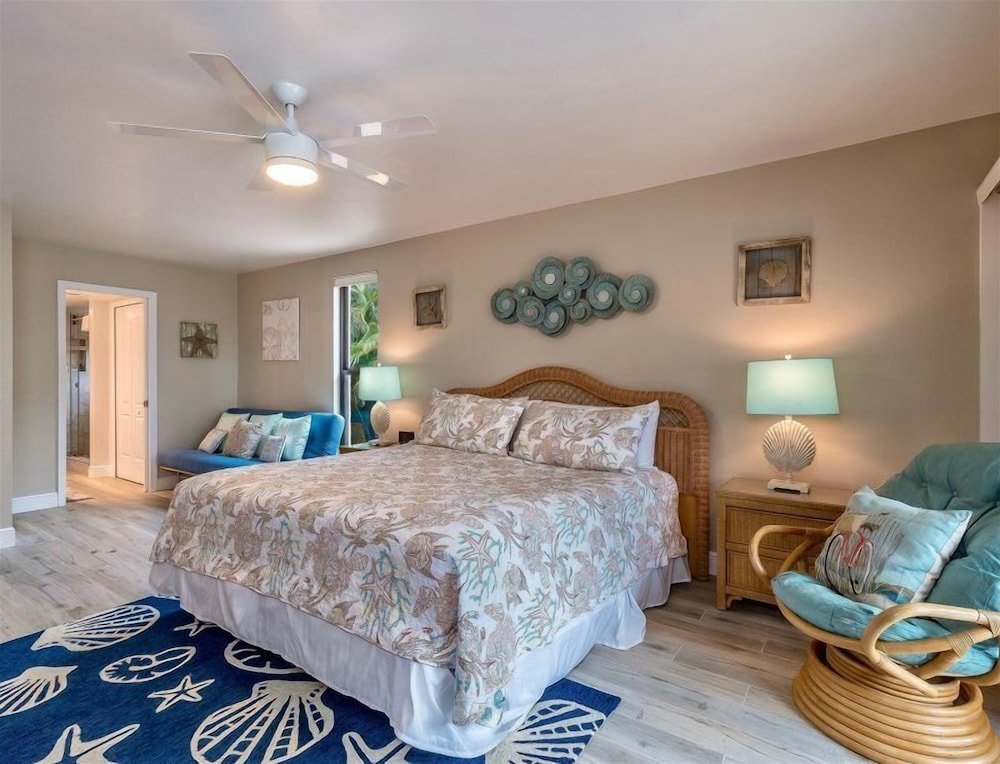 Standard room Shorewood Condos by Dream Vacation Rentals