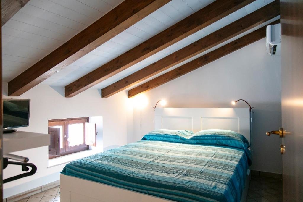 2 Bedrooms Apartment Monolocale il Tindaro