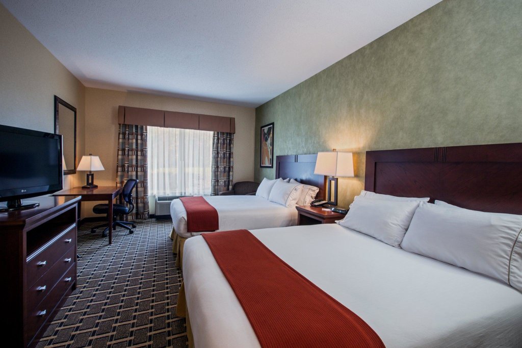 Standard Vierer Zimmer Holiday Inn Express & Suites Youngstown N , an IHG Hotel