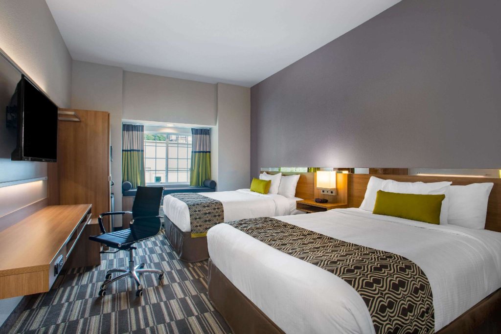 Четырёхместный номер Standard Microtel Inn & Suites by Wyndham Liberty/NE Kansas City Area