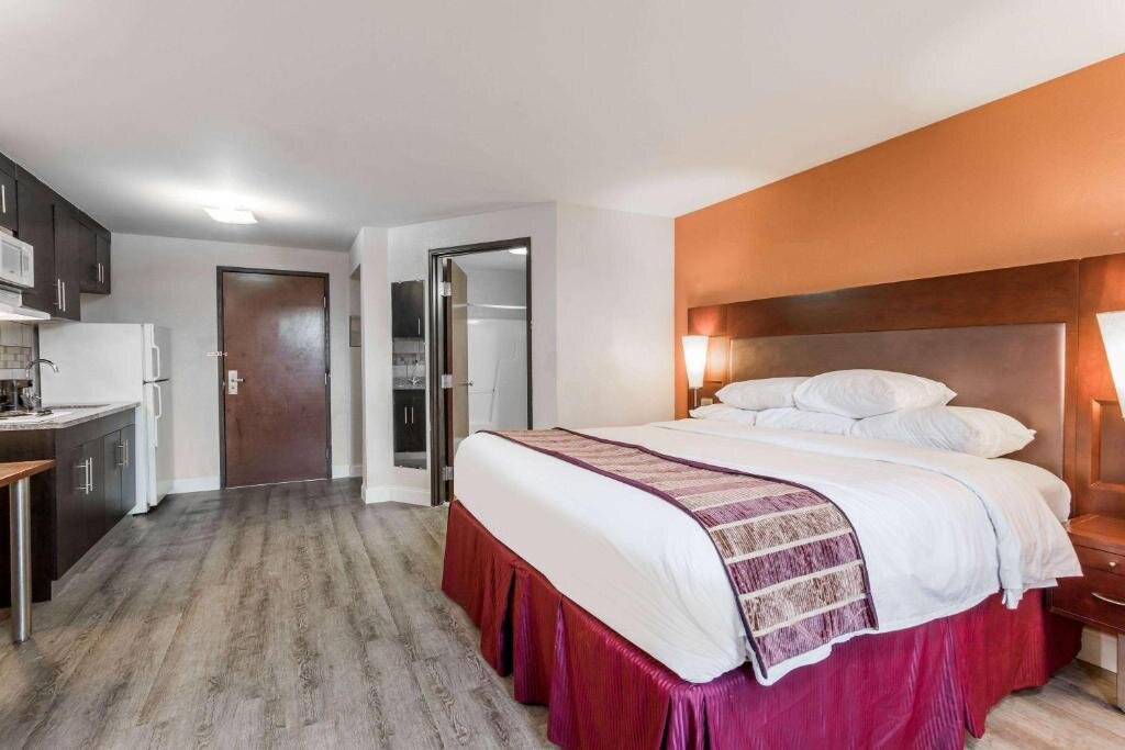 Двухместный люкс Days Inn & Suites by Wyndham Rocky Mount Golden East