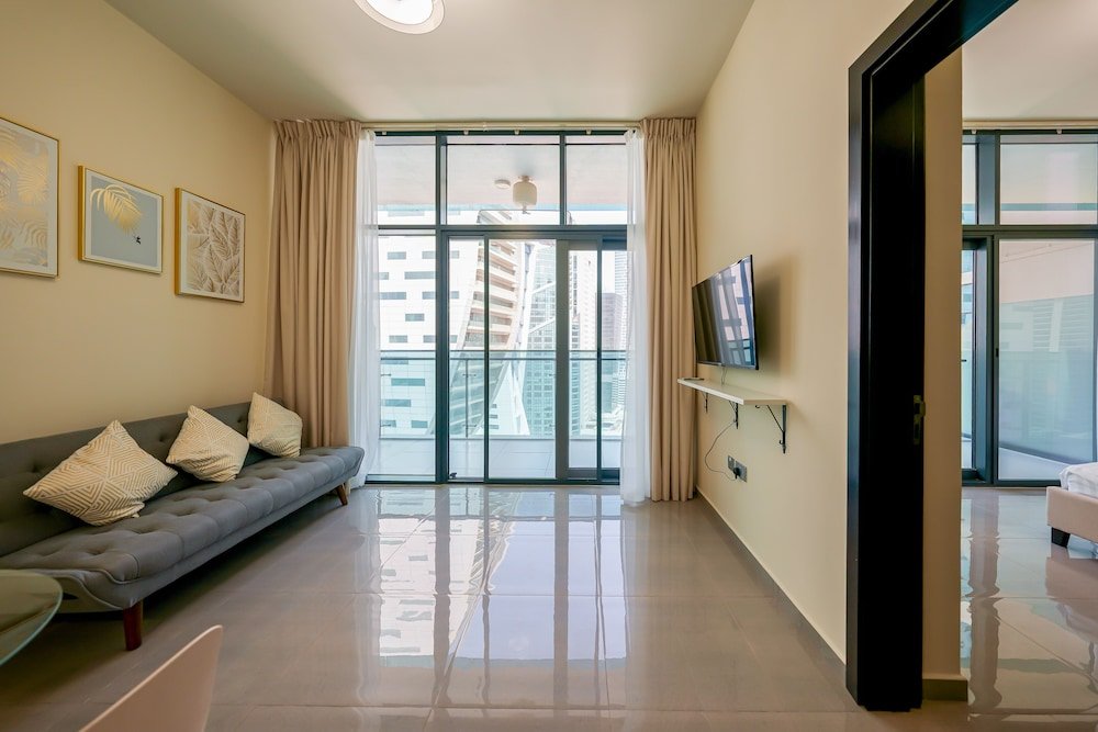 Apartamento Clásico Tanin - Apartment Amidst Lively Area With Pool and Balcony