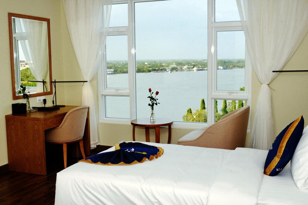 Deluxe room Saigon Vinh Long Hotel