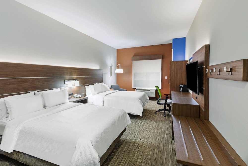 Четырёхместный номер Standard Holiday Inn Express Hotel and Suites Pryor, an IHG Hotel