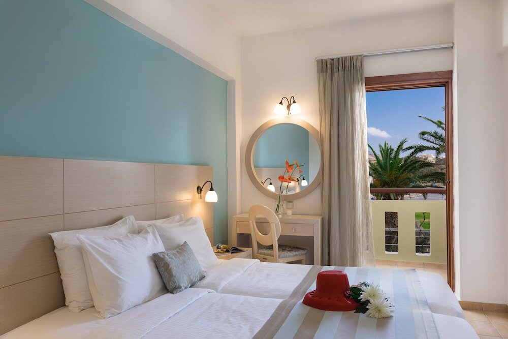 Двухместный номер Standard с балконом и с частичным видом на море Alianthos Garden Hotel