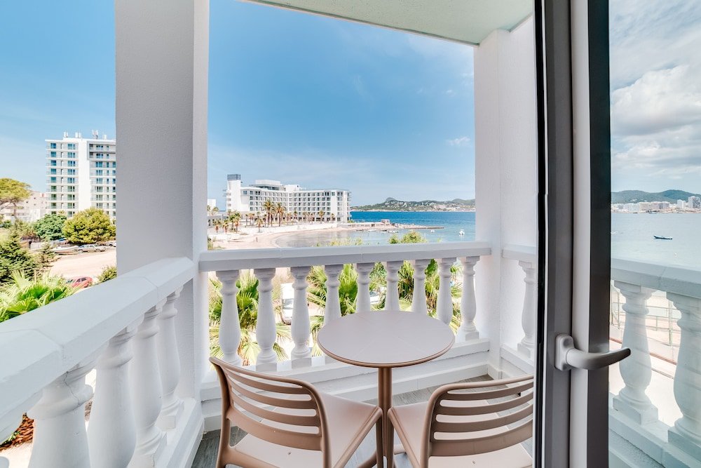 Студия с балконом и с видом на море Beach Star Ibiza