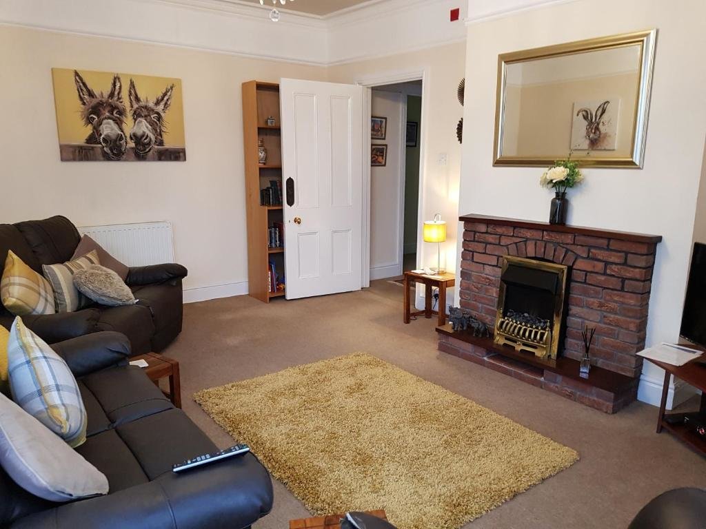 Apartment Spacious & Cozy Mid Wales Town Centre Apartment, With Bike Storage