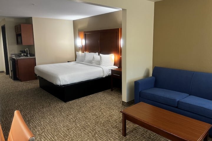 Deluxe Suite Wingate by Wyndham College Station TX