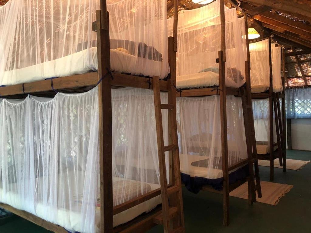 Кровать в общем номере Bhakti Kutir