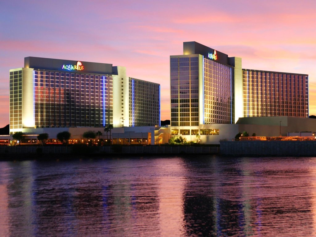 Кровать в общем номере с видом на реку Aquarius Casino Resort