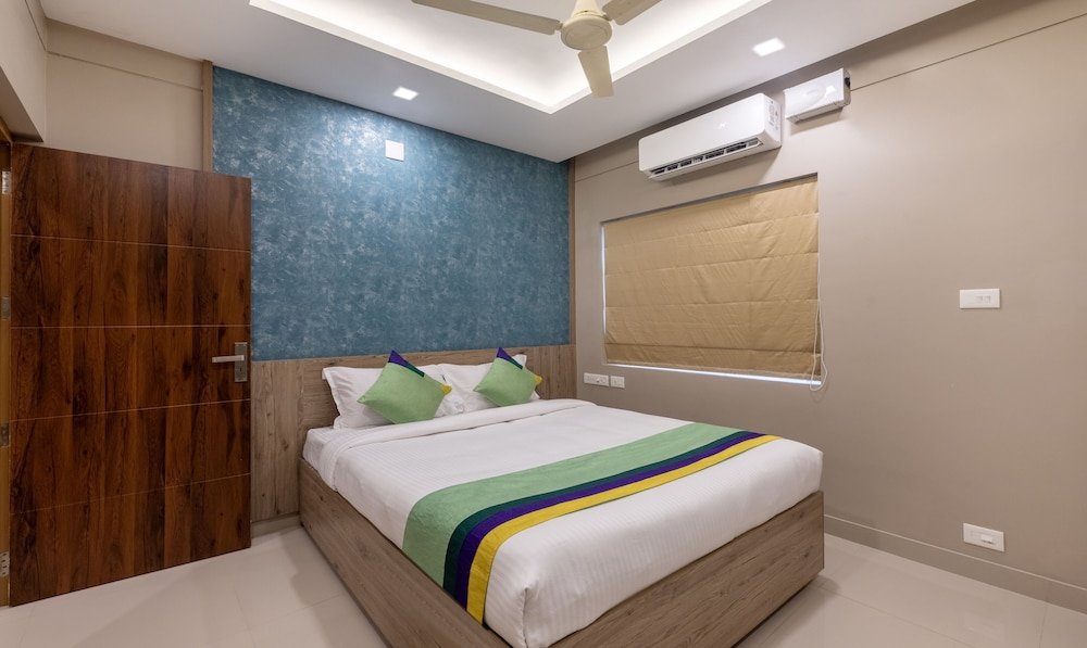 Двухместный номер Deluxe с балконом Treebo Trend Sreepathi Prayag Apartments
