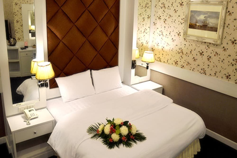 Deluxe room Raya Grand Hotel