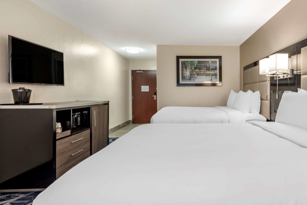 Четырёхместный номер Standard Comfort Inn & Suites Liverpool-Syracuse