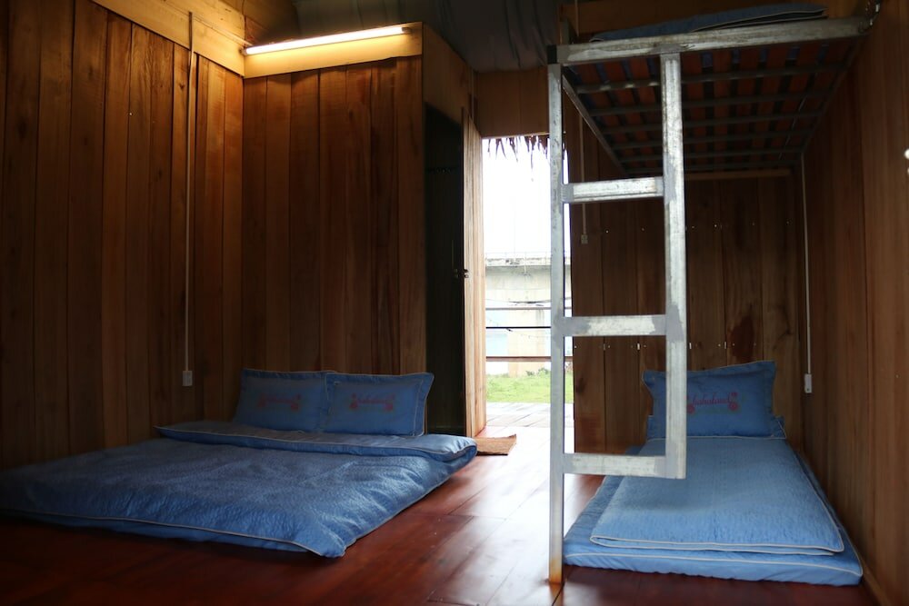 Cama en dormitorio compartido 1 dormitorio con balcón y con vista al río Hahaland