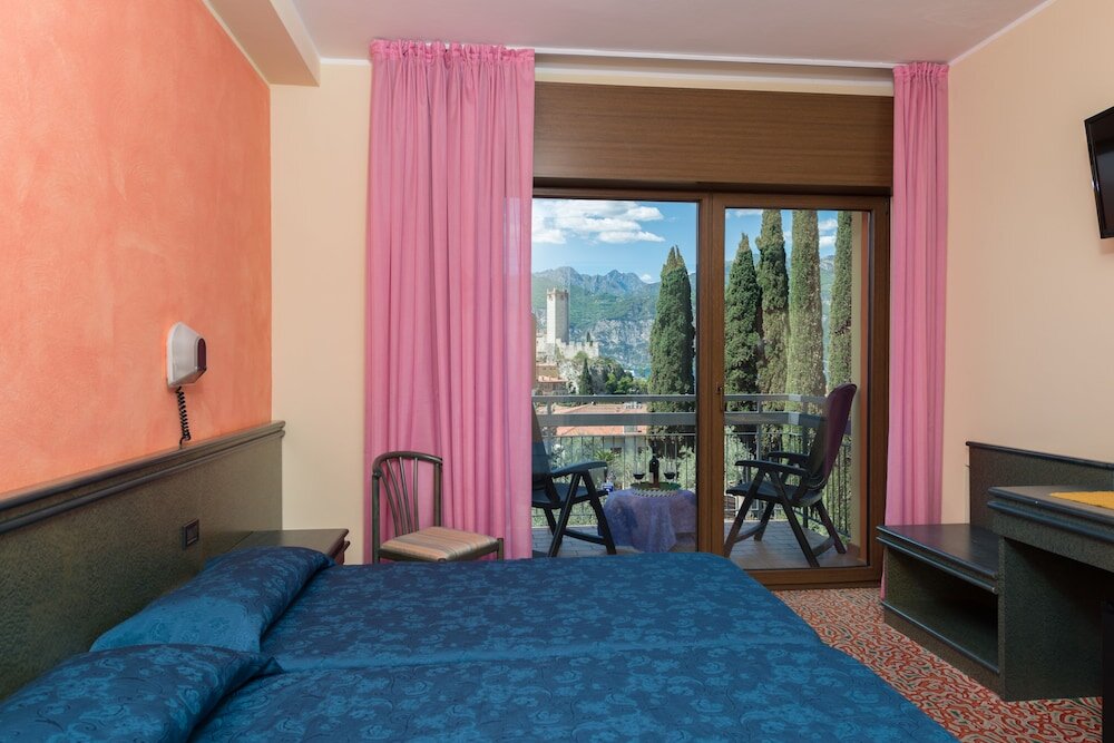 Deluxe Double room with balcony and with lake view Hotel Catullo