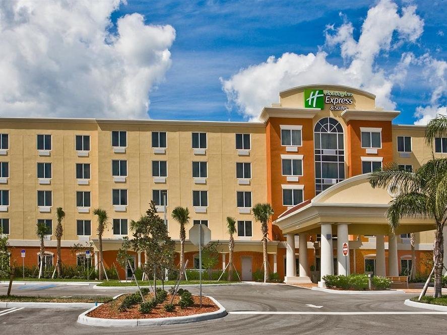Кровать в общем номере Holiday Inn Express & Suites Port St. Lucie West, an IHG Hotel