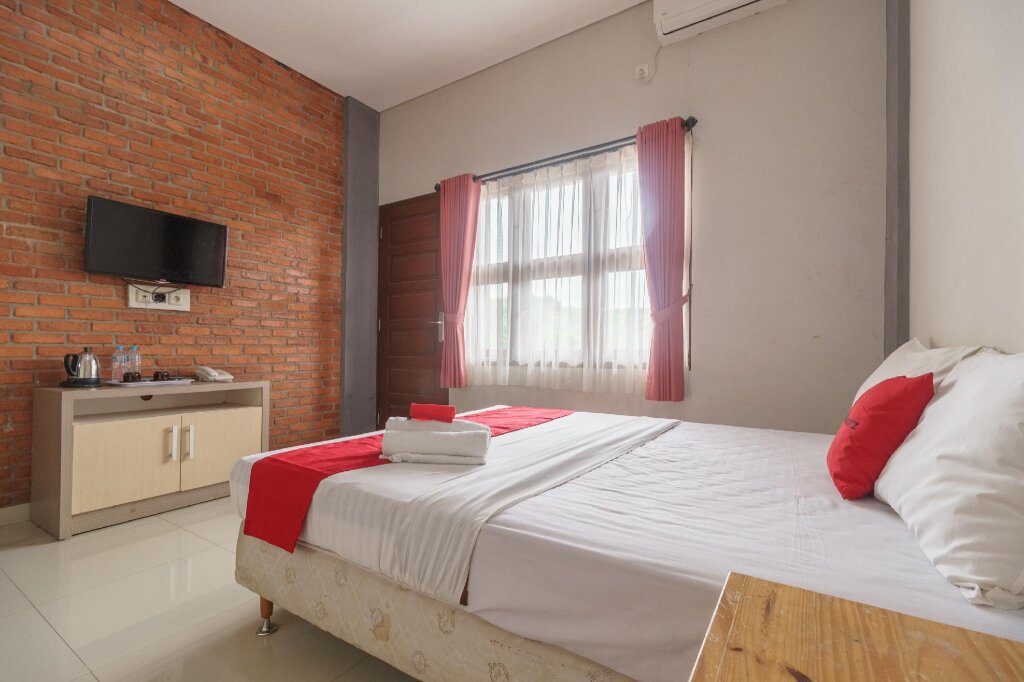 Premium Zimmer RedDoorz Plus @ Lodaya Gunung Geulis Puncak