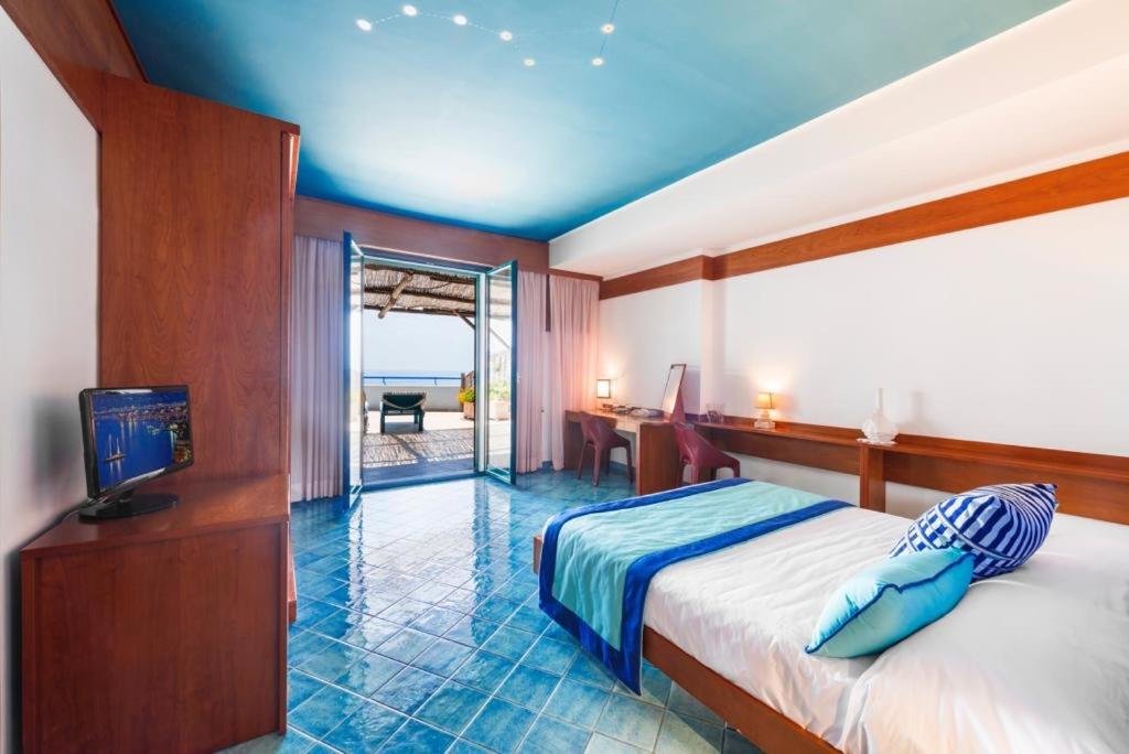 Standard Double room with sea view Lo Scoglio
