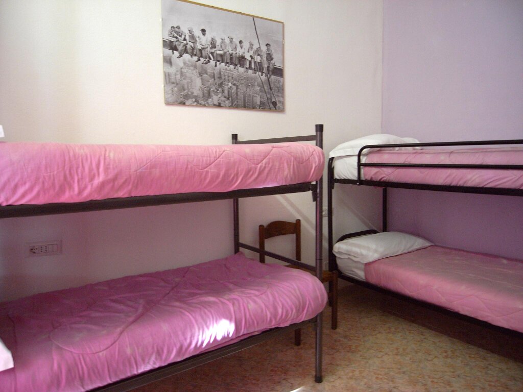 Кровать в общем номере (женский номер) Hostel California