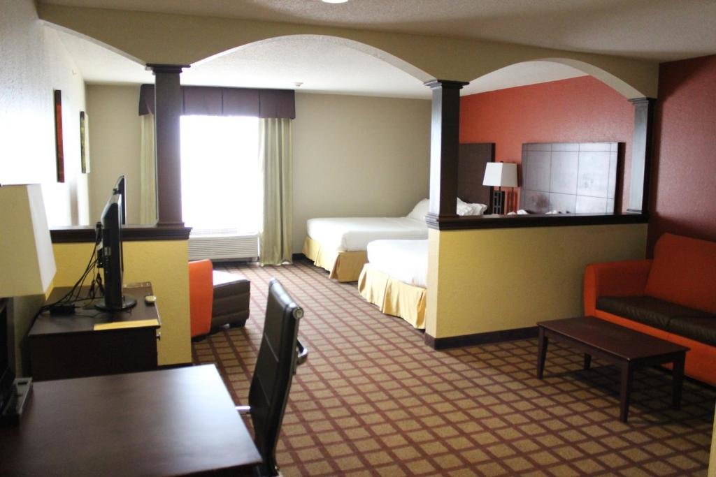 Двухместный люкс с 2 комнатами Holiday Inn Express Hotel & Suites Chicago-Algonquin, an IHG Hotel