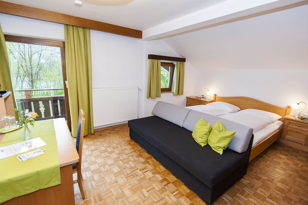 Standard Triple room with balcony Pension Leuprecht