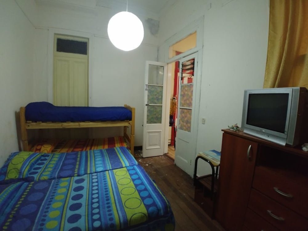 Кровать в общем номере Hostal la Casona
