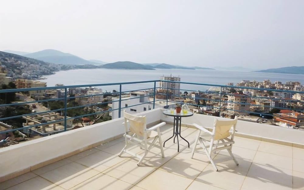 Cama en dormitorio compartido con balcón y con vista al mar Hakuna Matata Hostel