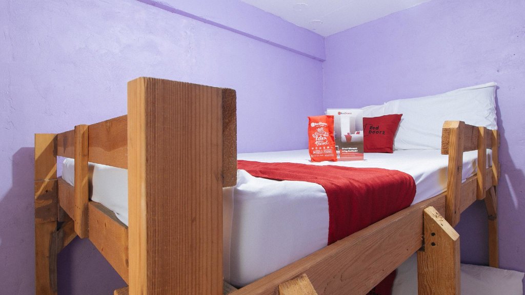 Кровать в общем номере RedDoorz Hostel @ Limliwa Beach Resort