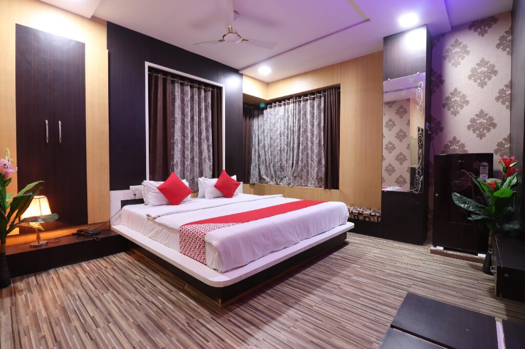 Standard Suite OYO 47855 Shri Sai Niwara Lodge