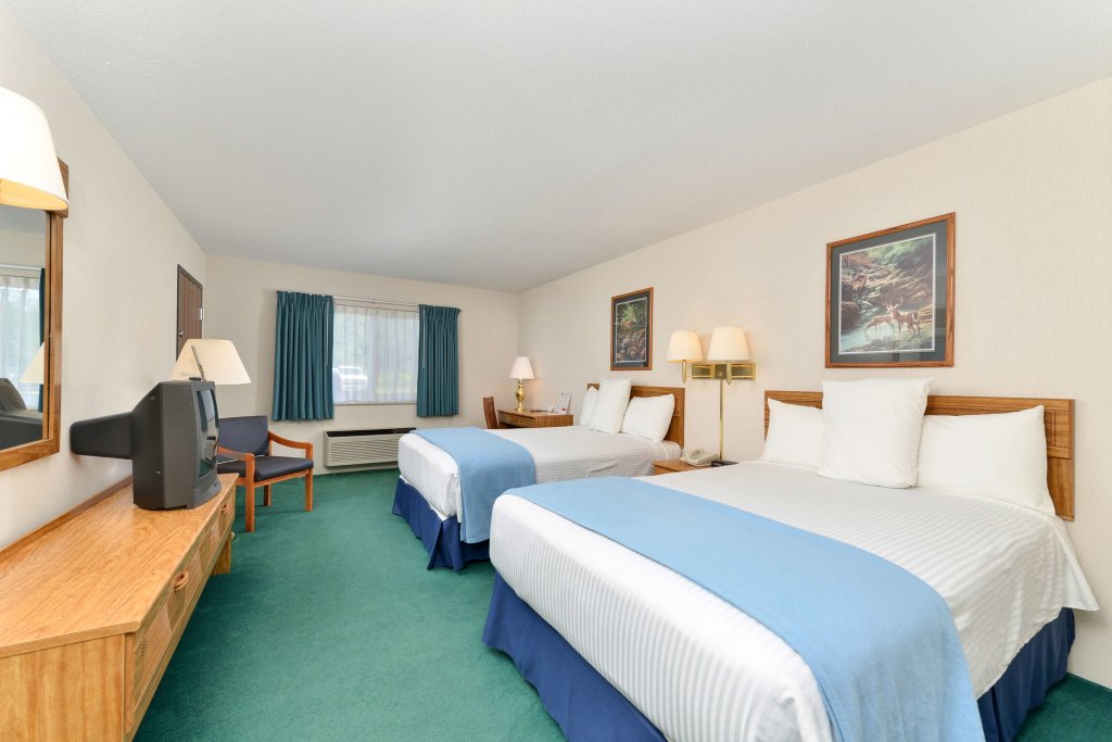 Standard Vierer Zimmer Americas Best Value Inn & Suites - Tahquamenon Country