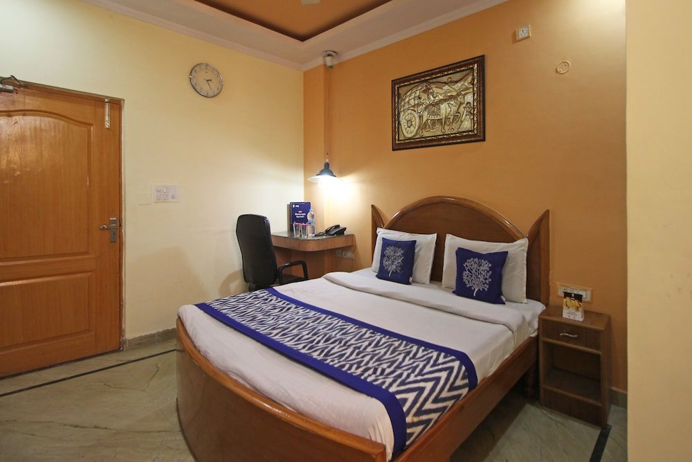 Standard room OYO Hotel Madhur Regency