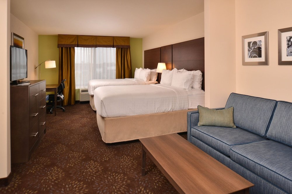 Четырёхместный люкс Holiday Inn Express & Suites Dearborn SW - Detroit Area, an IHG Hotel