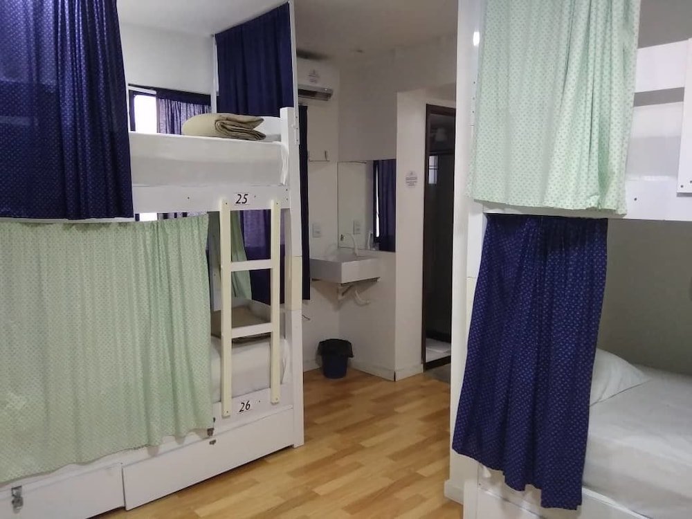 Кровать в общем номере Farol da Barra Suites e Hostel