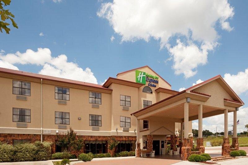 Кровать в общем номере Holiday Inn Express Hotel & Suites Kerrville, an IHG Hotel