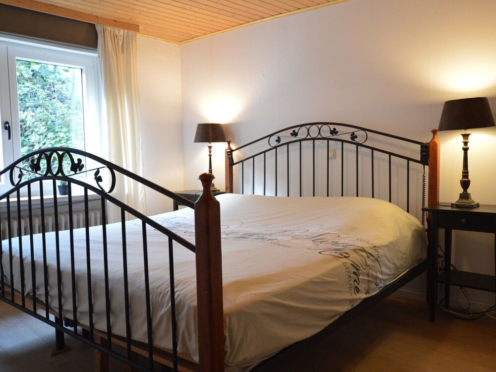 Cottage Comfy Holiday Home in Veldenz with Parking