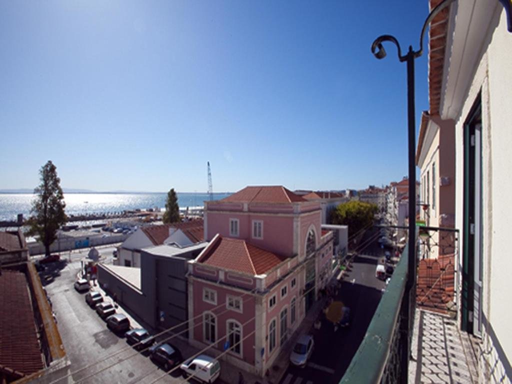 2 Bedrooms Apartment with river view Traveling To Lisbon Alfama Apartments