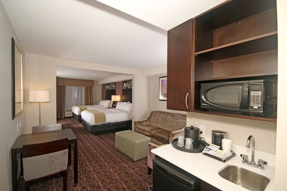 Suite quadrupla Holiday Inn Express & Suites Charlotte North, an IHG Hotel